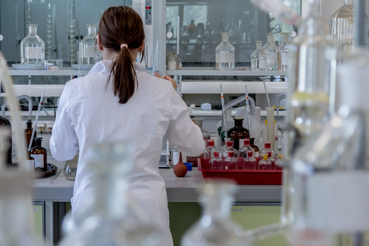 Jaki jest podstawowy sprzęt laboratoryjny i do czego służy?